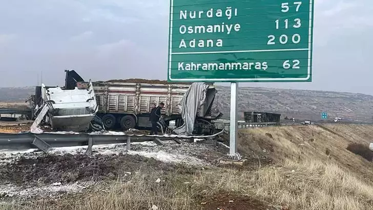 Gaziantep’te Zincirleme Kazaya Karışan 3 TIR Alev Aldı: Otoyol Trafiğe Kapatıldı