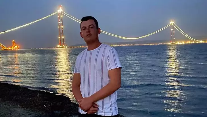 Gelibolu’da Feci Kaza: Otomobil Ağaca Çarptı, Sürücü Hayatını Kaybetti