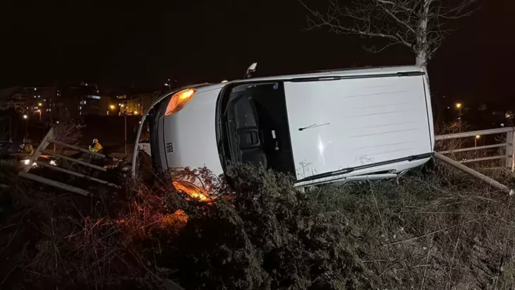 Hafif Ticari Araç ile Otomobil Çarpıştı: 3 Yaralı