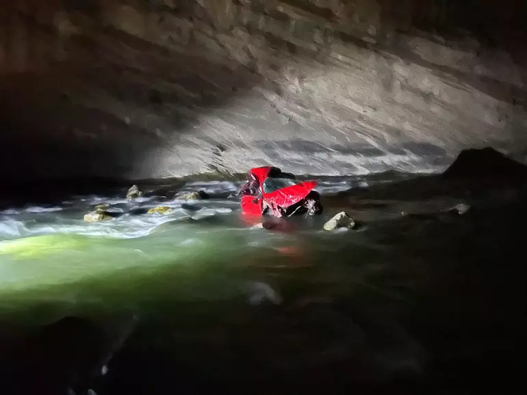 Hakkari’de Hafif Ticari Araç Zap Suyu’na Yuvarlandı: 1 Yaralı