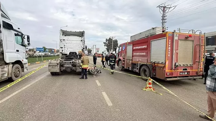 Hatay’da TIR ile motosiklet çarpıştı: Anne ve 2 aylık bebeği hayatını kaybetti, 3 yaralı