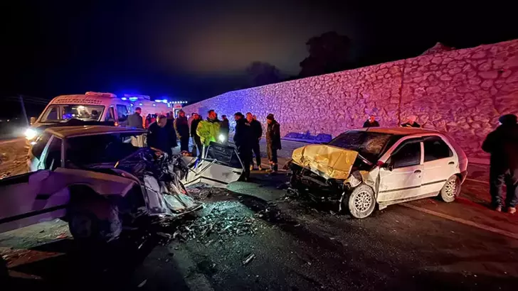 İki Otomobil Kafa Kafaya Çarpıştı: 1’i Bebek 4 Yaralı