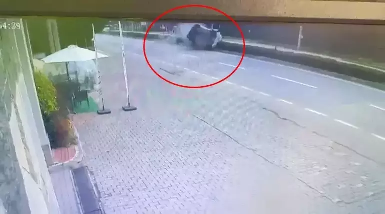 İnegöl’de Otomobil Refüje Çarpıp Takla Attı: Kaza Anı Kamerada