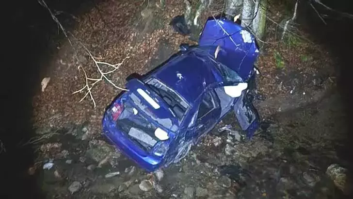 İnegöl’de takla atıp uçuruma yuvarlanan otomobilde 3 kişi yaralandı