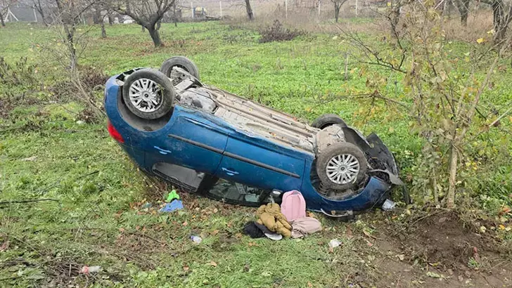 İnegöl’de tarlaya savrulup devrilen otomobildeki 2 kişi yaralandı