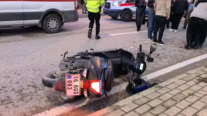 İnegöl’de Yolun Karşısına Geçmek İsteyen Kadına Motosiklet Çarptı: 2 Yaralı