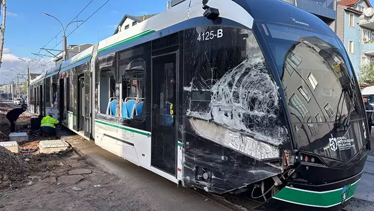 İzmit’te Tramvay ile Çöp Kamyonu Çarpıştı: 3 Yaralı
