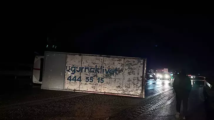 İznik–Yenişehir Yolunda Kamyon Devrildi: 1 Yaralı