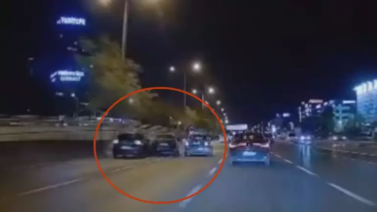 Kadıköy’de Makas Atan Sürücünün Neden Olduğu Kaza Kameraya Yansıdı