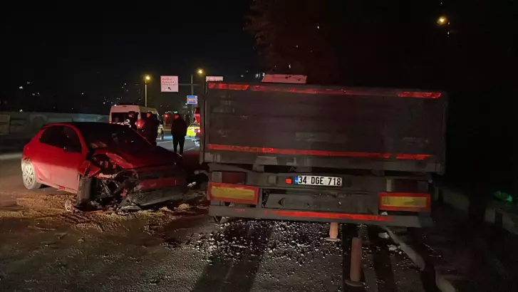 Kağıthane’de Otomobil Park Halindeki TIR’a Çarptı: 2 Yaralı