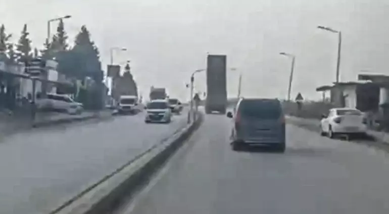 Kamyonun Açık Kalan Damperi Trafik Lambasına Çarptı