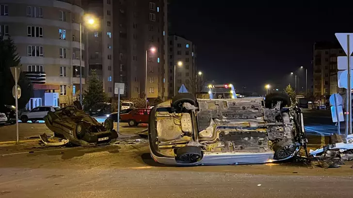 Kayseri’de Kavşakta Kaza: İki Otomobil Takla Attı, 2 Kişi Yaralandı