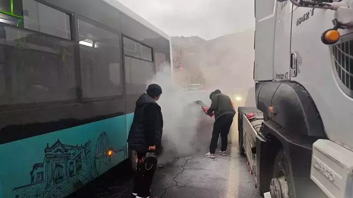 Kaza nedeniyle duran otobüse çarpan otomobil alev aldı; sürücüler alternatif yol istedi