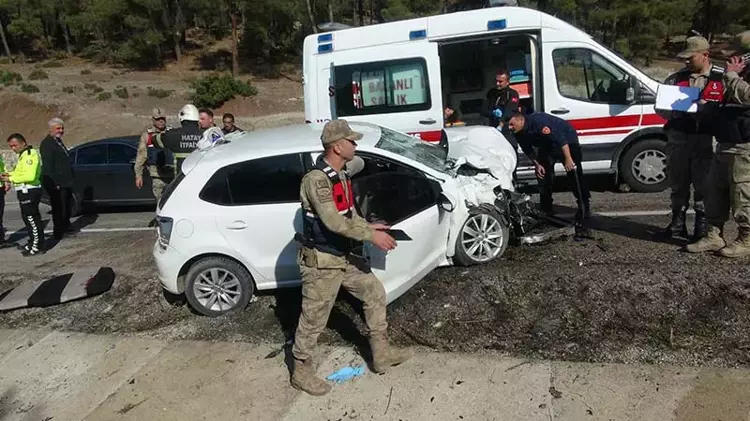 Kilis’te hafif ticari araç ile otomobil çarpıştı: 5’i ağır, 6 yaralı