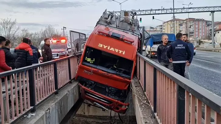 Kırıkkale’de Lastiği Patlayan İtfaiye Aracı İki Köprü Arasına Sıkıştı: 3 Yaralı