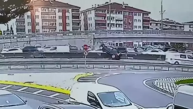 Kocaeli’de Beton Bariyere Çarpan Otomobil Devrilip Sürüklendi: Sürücü Ağır Yaralı – Kaza Kamerada