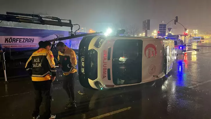 Kocaeli’de Trafik Kazası: Minibüsle Çarpışan Ambulans Devrildi, 6 Kişi Yaralandı