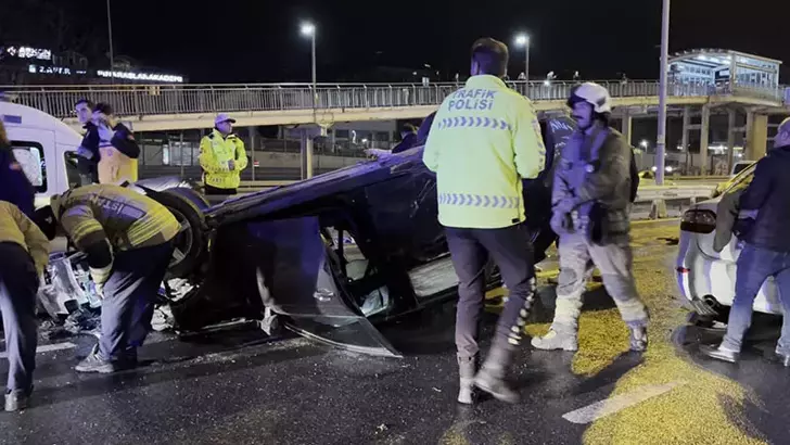 Küçükçekmece D-100 Yan Yolda Zincirleme Kaza: 3 Yaralı