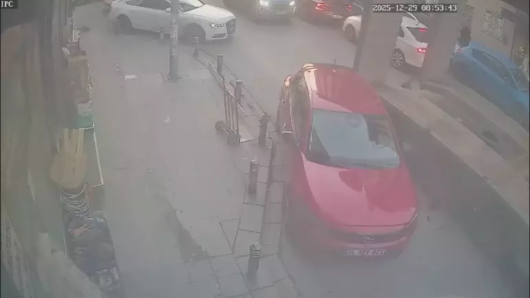 Küçükçekmece’de Park Halindeki Otomobile TIR Çarptı: Kaza Kamerada