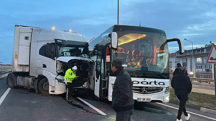 Kütahya’da 3 Aracın Karıştığı Zincirleme Kaza: 3 Yaralı
