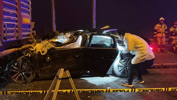 Kütahya’da Dehşet: Otomobil TIR’a Arkadan Çarptı, 4 Kişi Hayatını Kaybetti