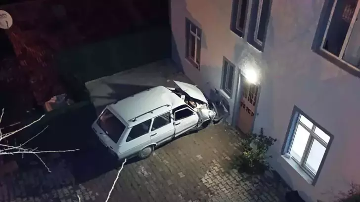 Kütahya’da Otomobil Apartman Duvarına Çarptı: Sürücü Yaralandı, Eşi Hayatını Kaybetti