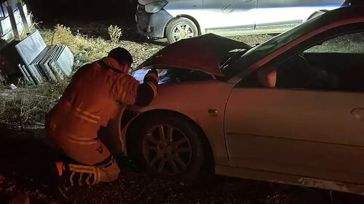 Kütahya’da Park Halindeki Araca Çarpan Sürücü Plakayı Söküp Aracını Bırakarak Kaçtı