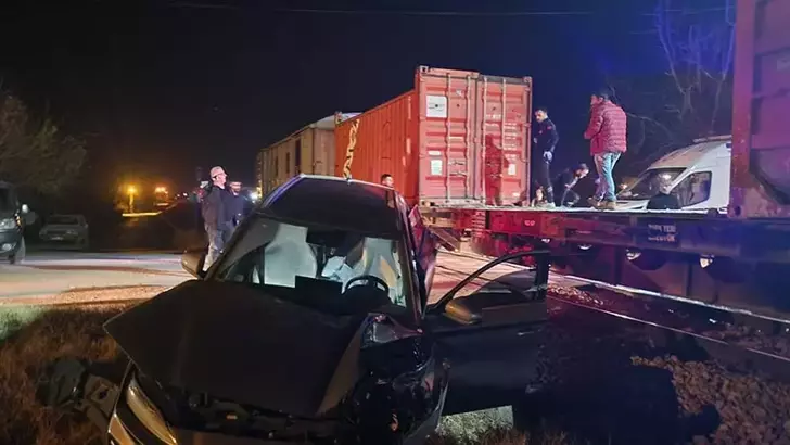 Malatya’da Yük Treninin Otomobile Çarptığı Kazada 5 Kişi Yaralandı