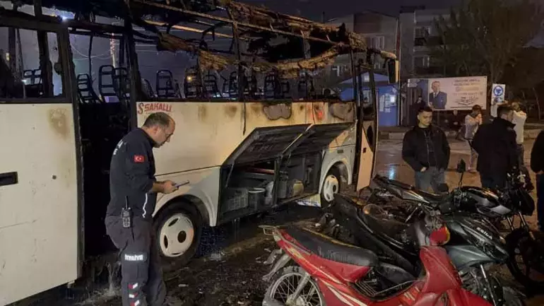 Manisa’da Midibüste Yangın: Alevler Park Halindeki 5 Motosiklete Sıçradı