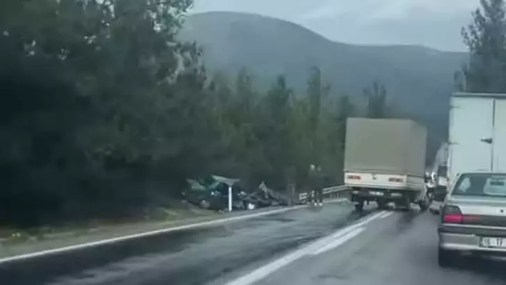 Menderes’te Kamyonet ile Otomobil Çarpıştı: 2 Ölü, 2 Yaralı