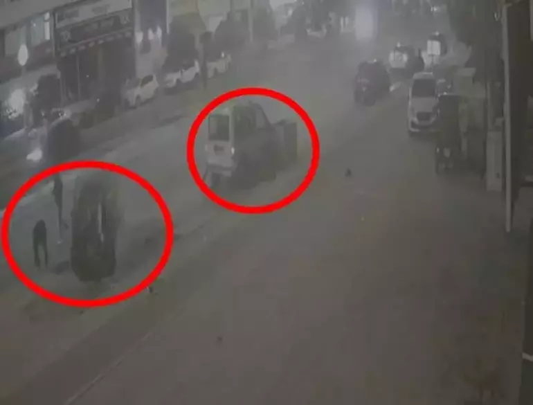 Midyat’ta park halindeki hafif ticari araca çarpan otomobil kamerada