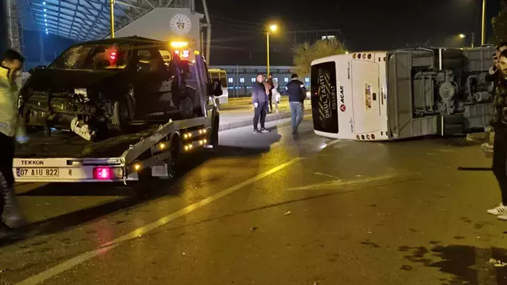 Niğde’de Trafik Kazası: Otomobille Çarpışan Servis Midibüsü Devrildi, 13 Yaralı