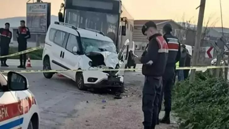 Otobüs ile hafif ticari araç çarpıştı: 1 kişi hayatını kaybetti, 2 kişi yaralandı