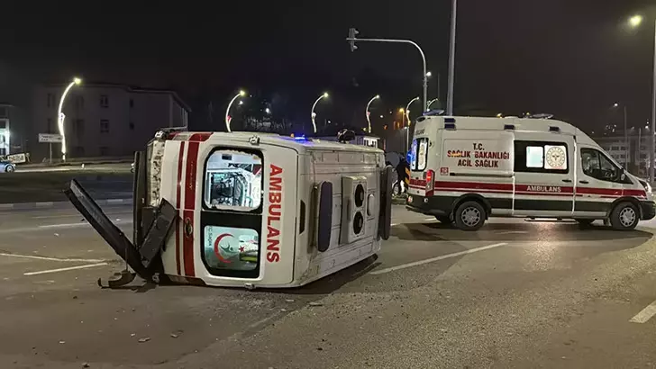 Otomobil ile Çarpışan Ambulans Devrildi: 3 Sağlık Personeli Yaralı