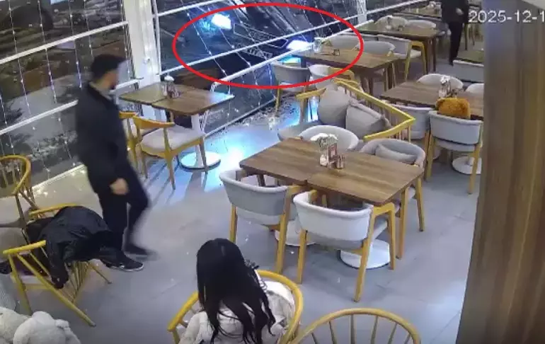 Otomobilin Kafeye Daldığı Kaza Kamerada