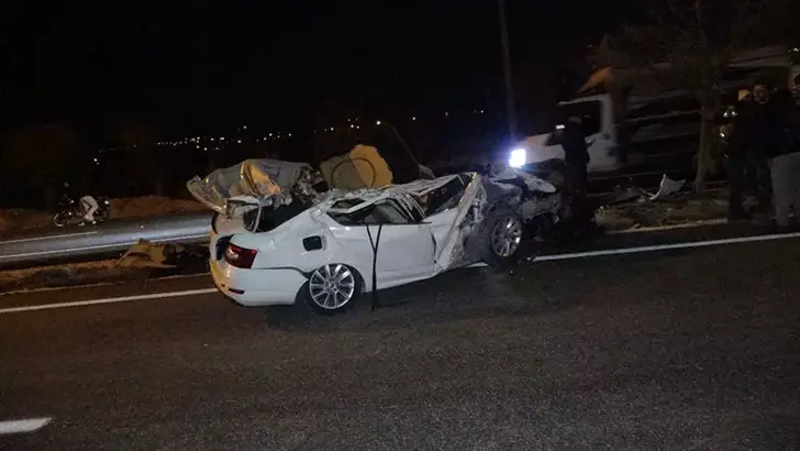 Park Halindeki TIR’a Çarpan Otomobilde 2 Kişi Yaralandı