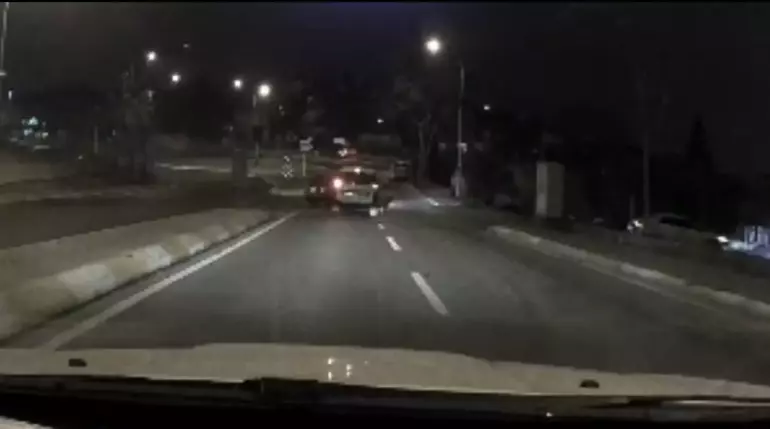 Pendik’te hafif ticari araç otomobile çarpıp kaçtı; kaza anı kamerada