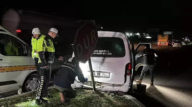 Polisten Kaçarken Kaza Yapan Minibüste 7’si Çocuk 20 Kaçak Göçmen Yakalandı