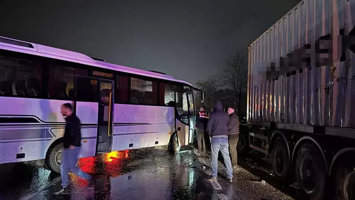 Sakarya’da D-650 Kara Yolunda Zincirleme Kaza: 12 Yaralı