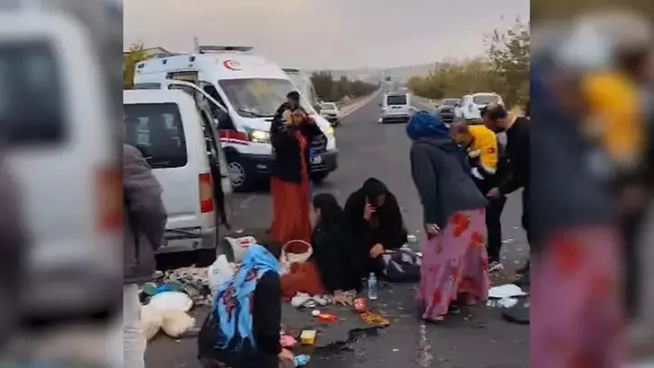 Şanlıurfa’da Hafif Ticari Araç ile Otomobil Çarpıştı: 11 Yaralı