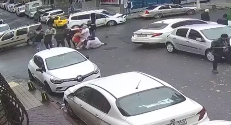 Sultangazi’de Hasarlı Trafik Kazası Yumruklu Kavgaya Dönüştü: O Anlar Kamerada