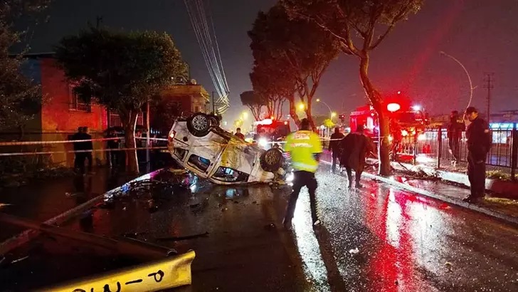 Tarsus’ta Yağışlı Hava Kazaya Neden Oldu: Otomobil Direğe Çarpıp Takla Attı; 2 Yaralı
