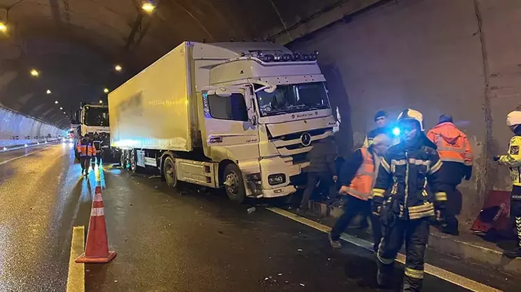 TEM Otoyolu’nda Tünelde Otomobil ile TIR Çarpıştı, Ulaşım Aksadı