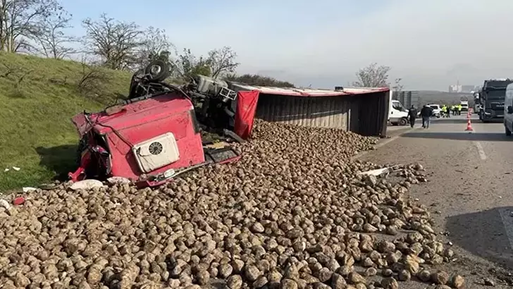 TIR, Hafif Ticari Araç ile Kamyonete Çarparak Devrildi: 1 Ölü, 3 Yaralı