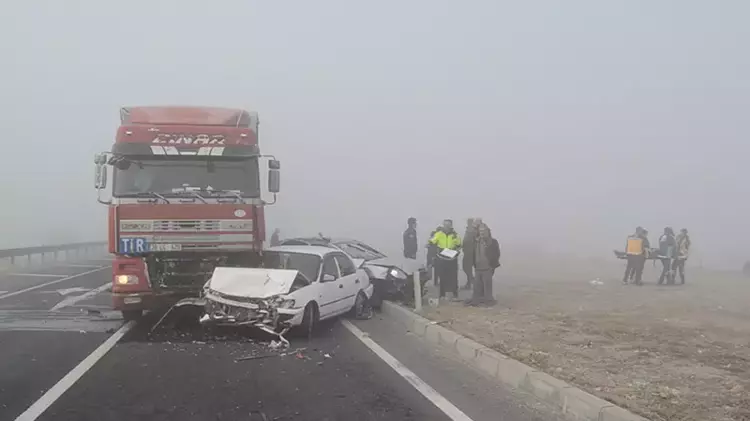 TIR, Kırmızı Işıkta Duran 4 Araca Çarptı: 1 Yaralı