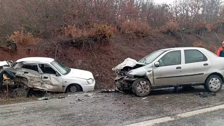 Tokat’ta İki Otomobil Çarpıştı: 1 Ölü, 2 Yaralı