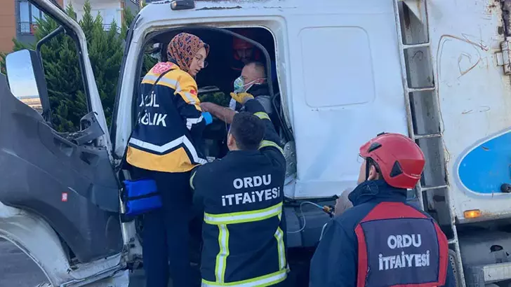 Ünye’de TIR’a Çarpan Kamyonda Sıkışan Sürücü İtfaiye Tarafından Kurtarıldı