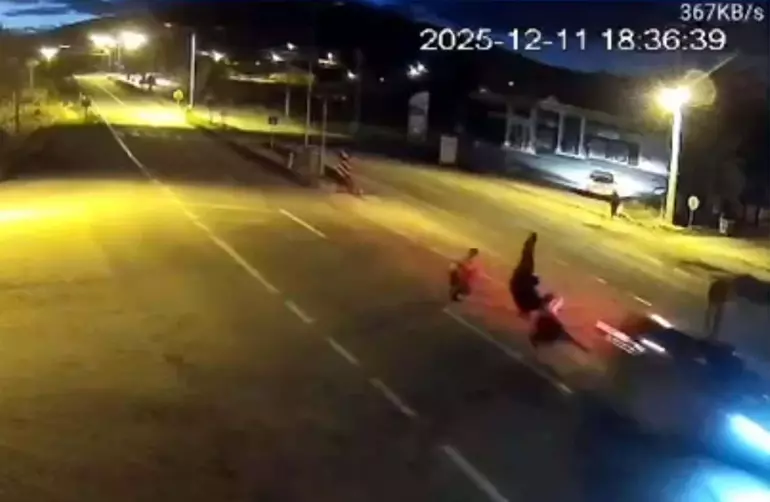 Uşak’ta Yolun Karşısına Geçen 3 Kişi Otomobilin Çarpmasıyla Hayatını Kaybetti: Kaza Kamerada