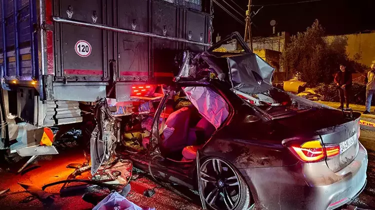 Yolda duran kamyona otomobil çarptı: 1 ölü, 2 yaralı