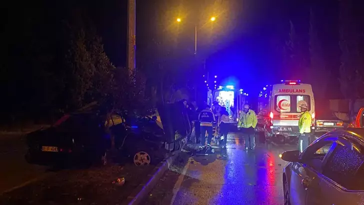 Adana’da Kazada İkiye Bölünen Otomobilden Mucize Kurtuluş: 2 Yaralı
